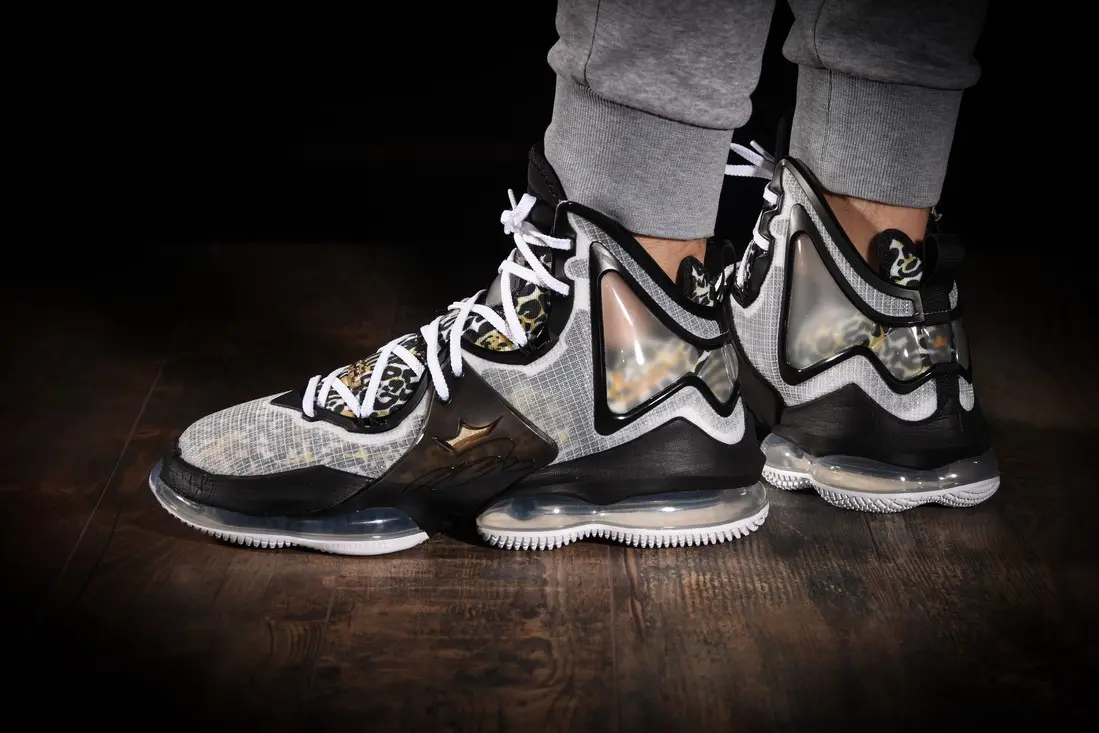 Giay Nike LeBron XIX 'Royalty' CZ0203-100