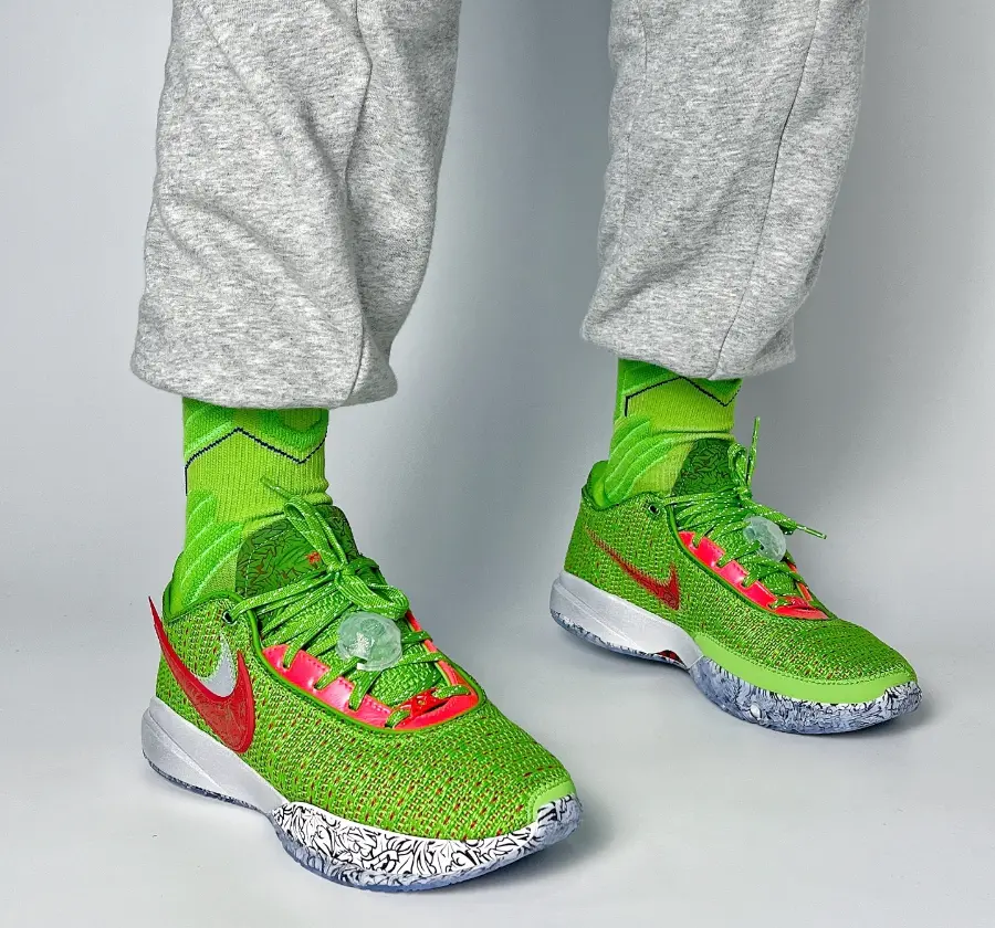 Alternative view of Giày Nike LeBron 20 'Stocking Stuffer' FJ4956-300