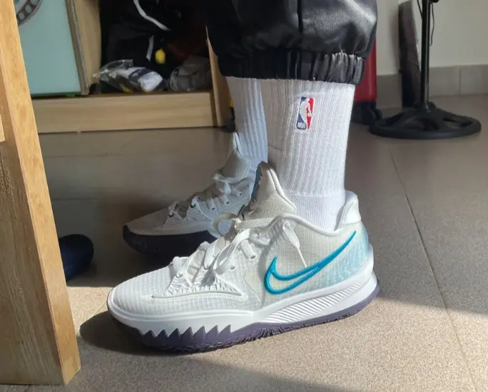 Alternative view of Giày Nike Kyrie 4 Low White Laser Blue CZ0105-100