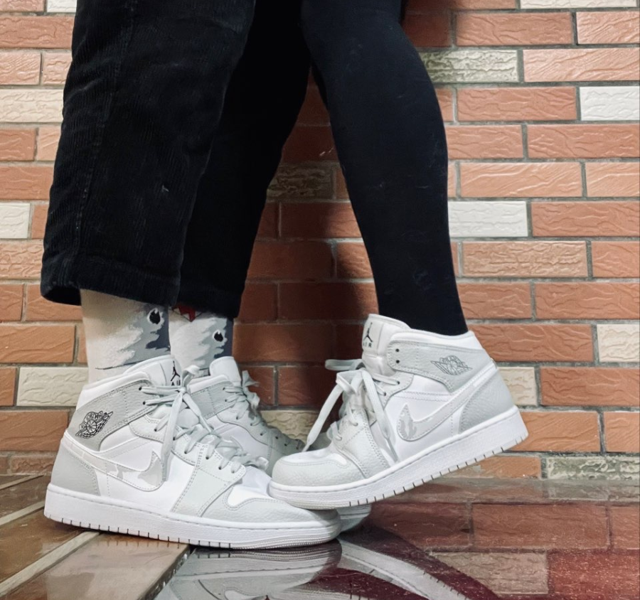 Giày Nike Air Jordan 1 Mid SE GS 'Swoosh Logo Grey Camo' DD3235-100 - Ảnh 2