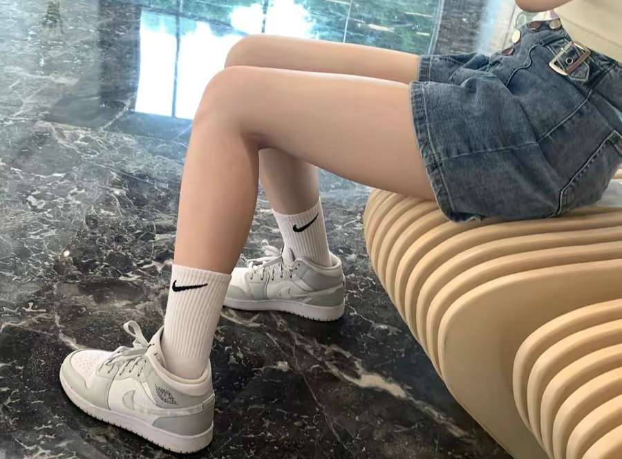 Giày Nike Air Jordan 1 Mid SE GS 'Swoosh Logo Grey Camo' DD3235-100 - Ảnh 3