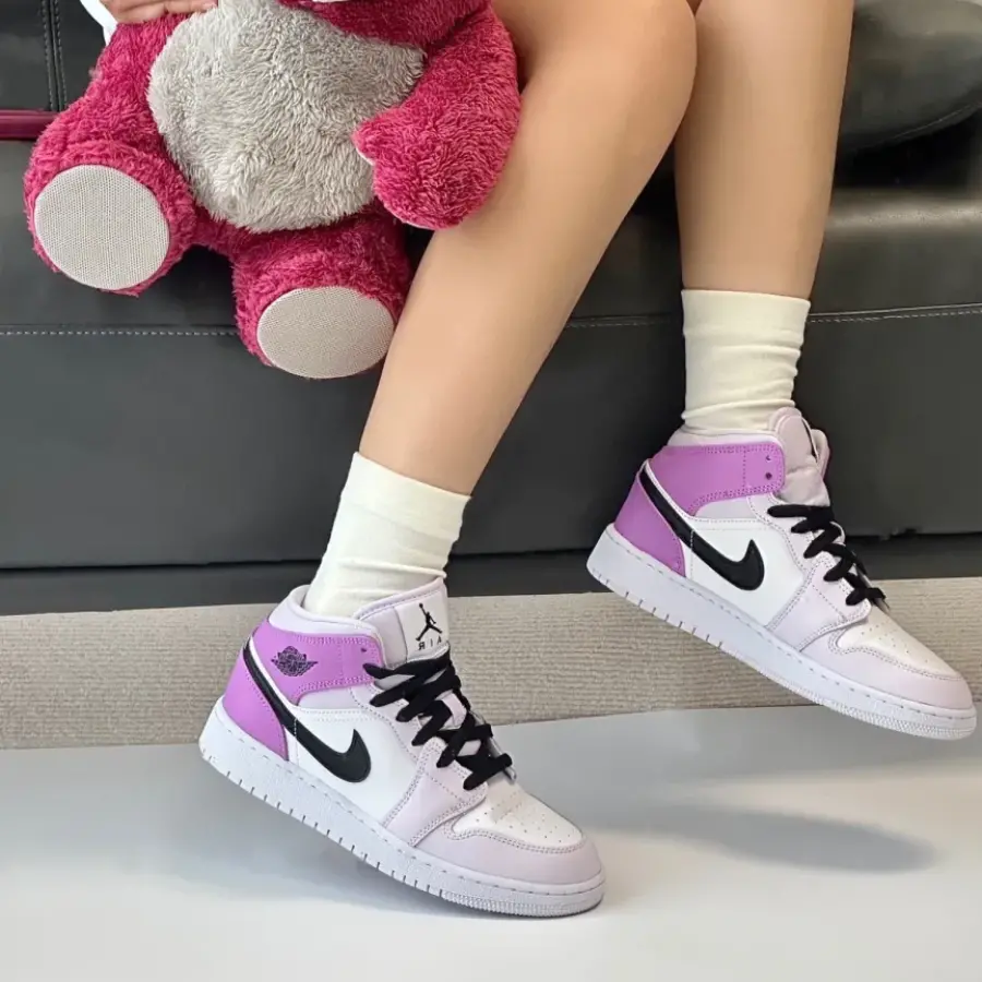 Giay Nike Air Jordan 1 Mid GS 'Barely Grape' DQ8423-501