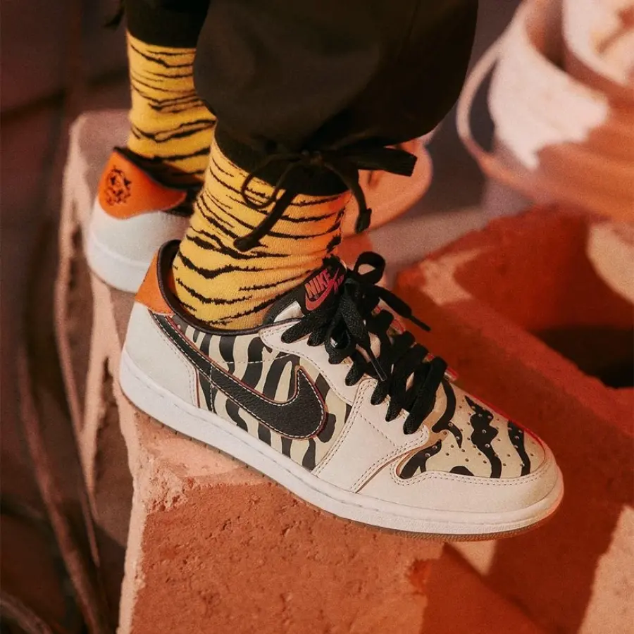Alternative view of Giày Nike Air Jordan 1 Low Chinese New Years DH6932-100