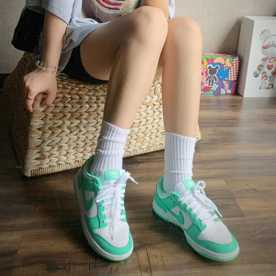 Alternative view of Giày Nike Wmns Dunk Low 'Green Glow' DD1503-105