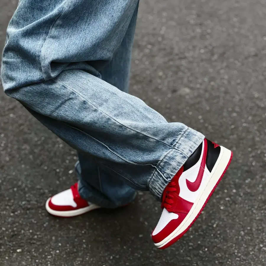 Alternative view of Giày Nike Air Jordan 1 Low Reverse 'Black Toe' DC0774-160