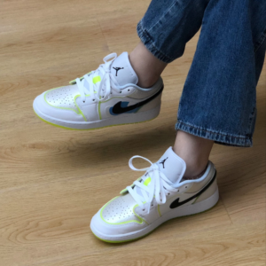 Giay Nike Air Jordan 1 Low SE GS 'Warped Swoosh' DV1324-117