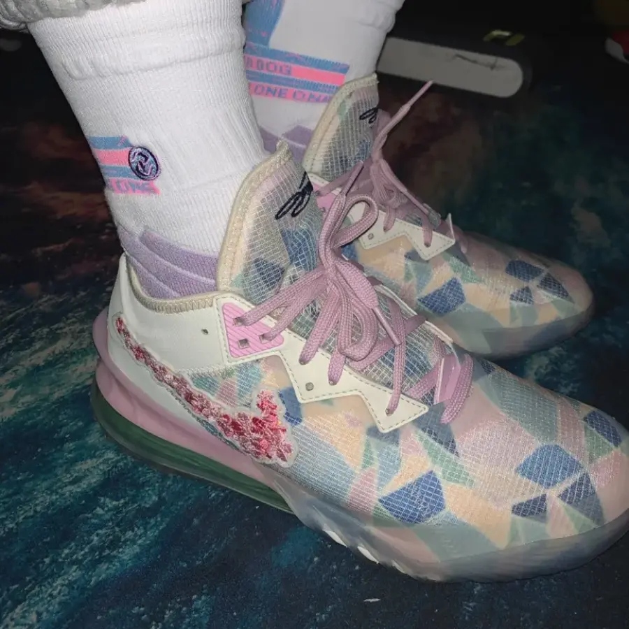 Alternative view of Giày Nike LeBron 18 Low EP x atmos 'Sakura' CV7564-101