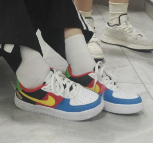 Alternative view of Giày Nike x Uno Air Force 1 Low DO6634-100
