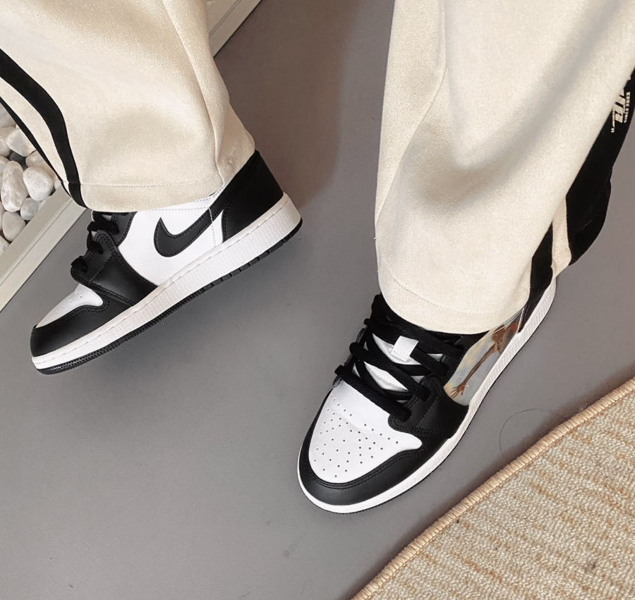 Alternative view of Giày Nike Air Jordan 1 Mid Wmns 'Hologram' DR9495-001