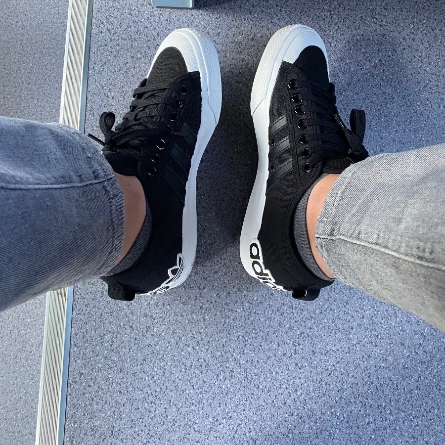 Alternative view of Giày Adidas Nizza 'Oversize Heel Logo Core Black Gum' EF5713