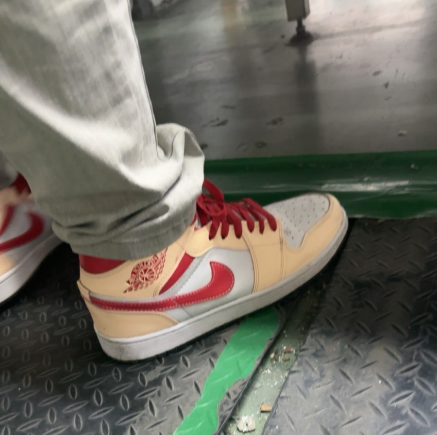 Alternative view of Giày Nike Air Jordan 1 Mid 'Beige White Red' 554724-201