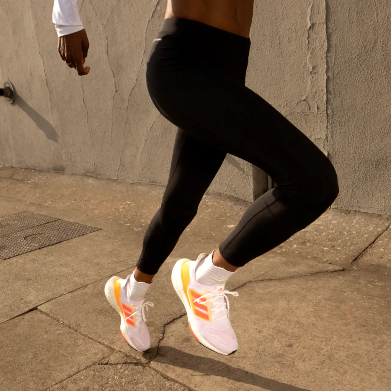 Alternative view of Giày Adidas UltraBoost 22 'White Flash Orange' GX5595