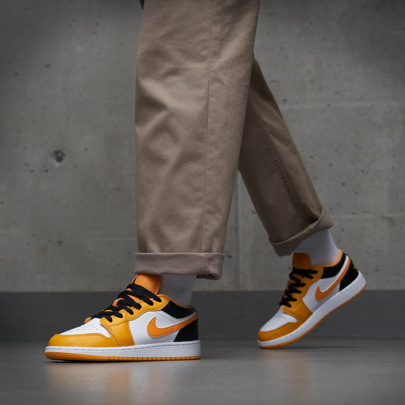 Giày Nike Air Jordan 1 Low 'Taxi' 553560-701 - Ảnh 2