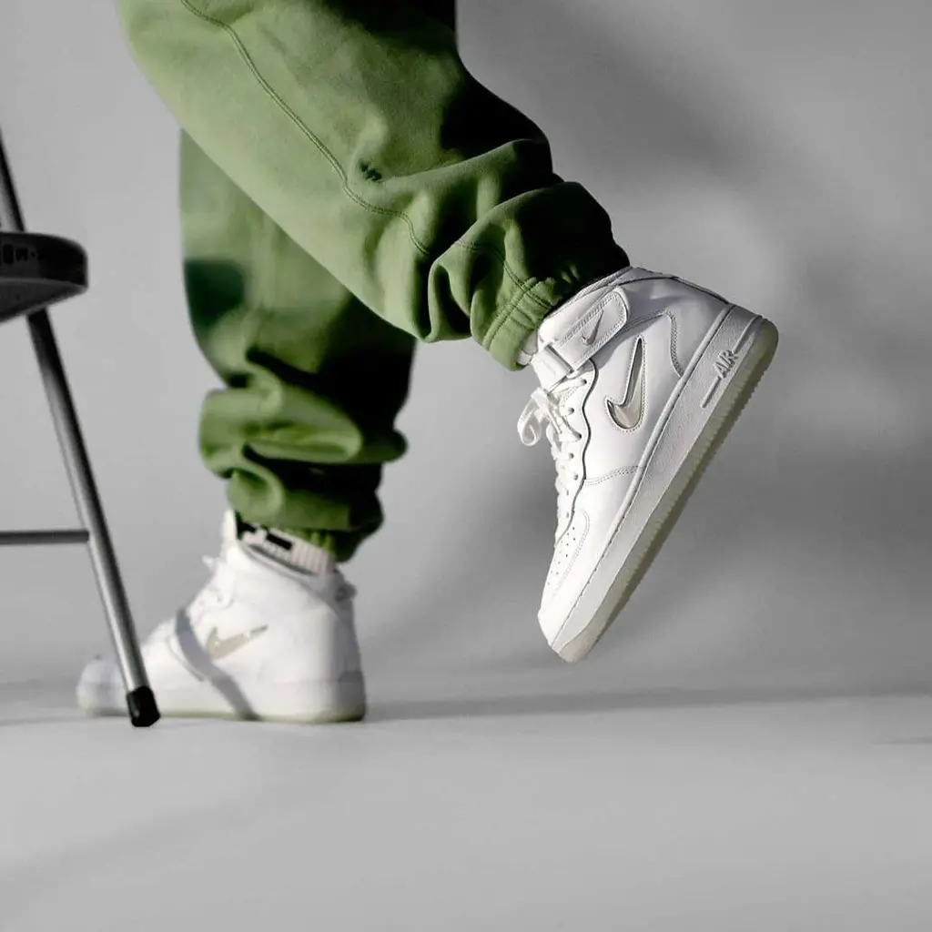Giay Nike Air Force 1 Mid '07 'Colour Of The Month Summit White' DZ2672-001
