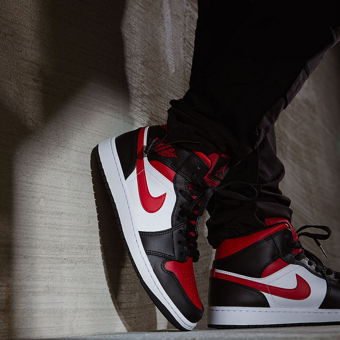 Giày Nike Air Jordan 1 Mid 'Black Fire Red' 554725-079 - Ảnh 2