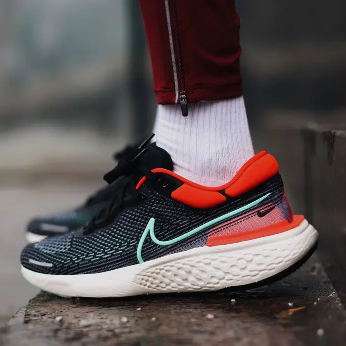 Alternative view of Giày Nike ZoomX Invincible Run Flyknit 'Black Chile Red' CT2228-002