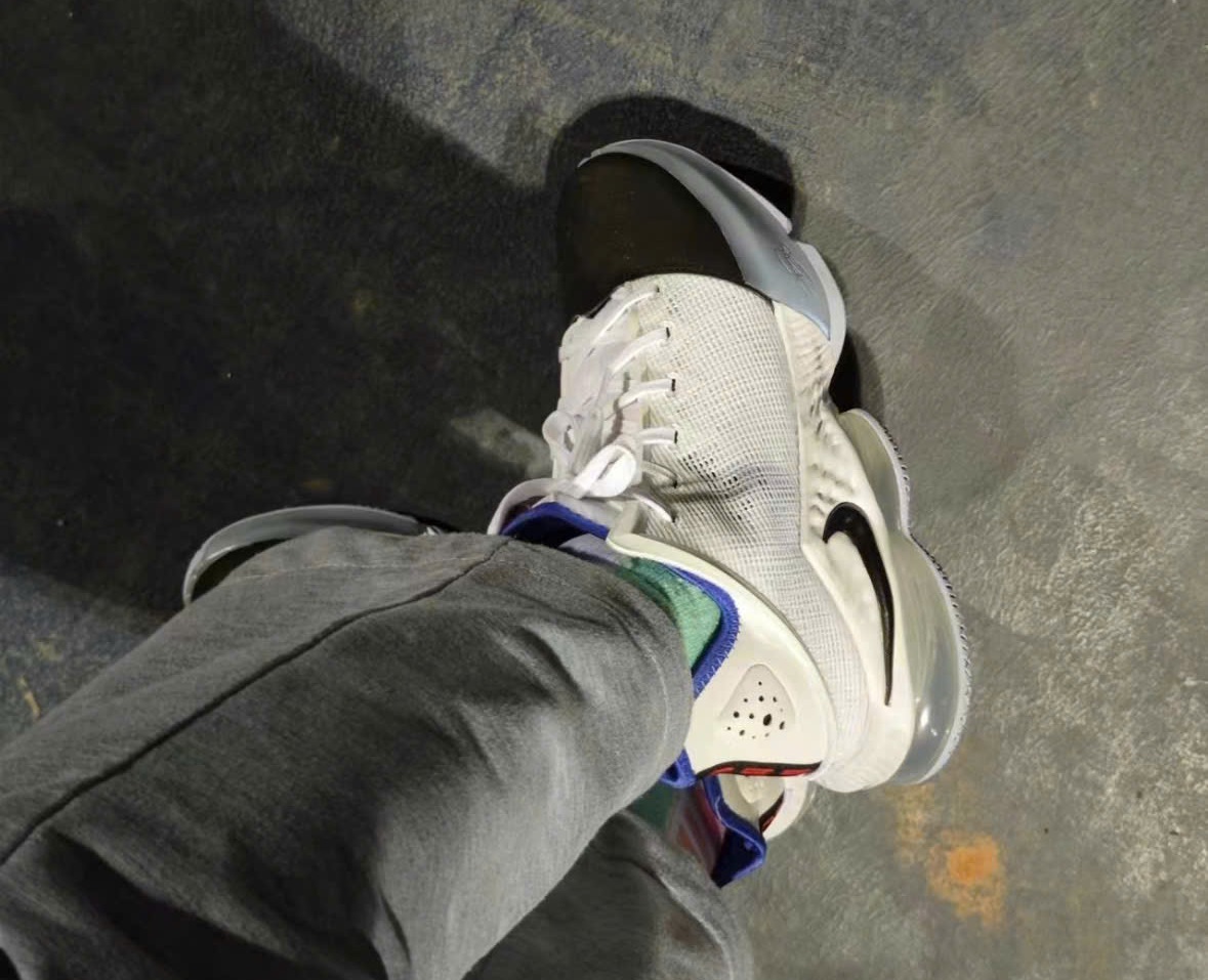 Giay Nike LeBron 19 Low 'Black Toe' DH1270-100