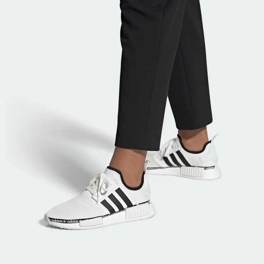 Giay Adidas NMD R1 'Cloud White Logo Strip' FV8727