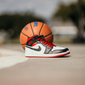 Giay Nike Air Jordan 1 Mid 'Alternate Bred' DQ8426-106
