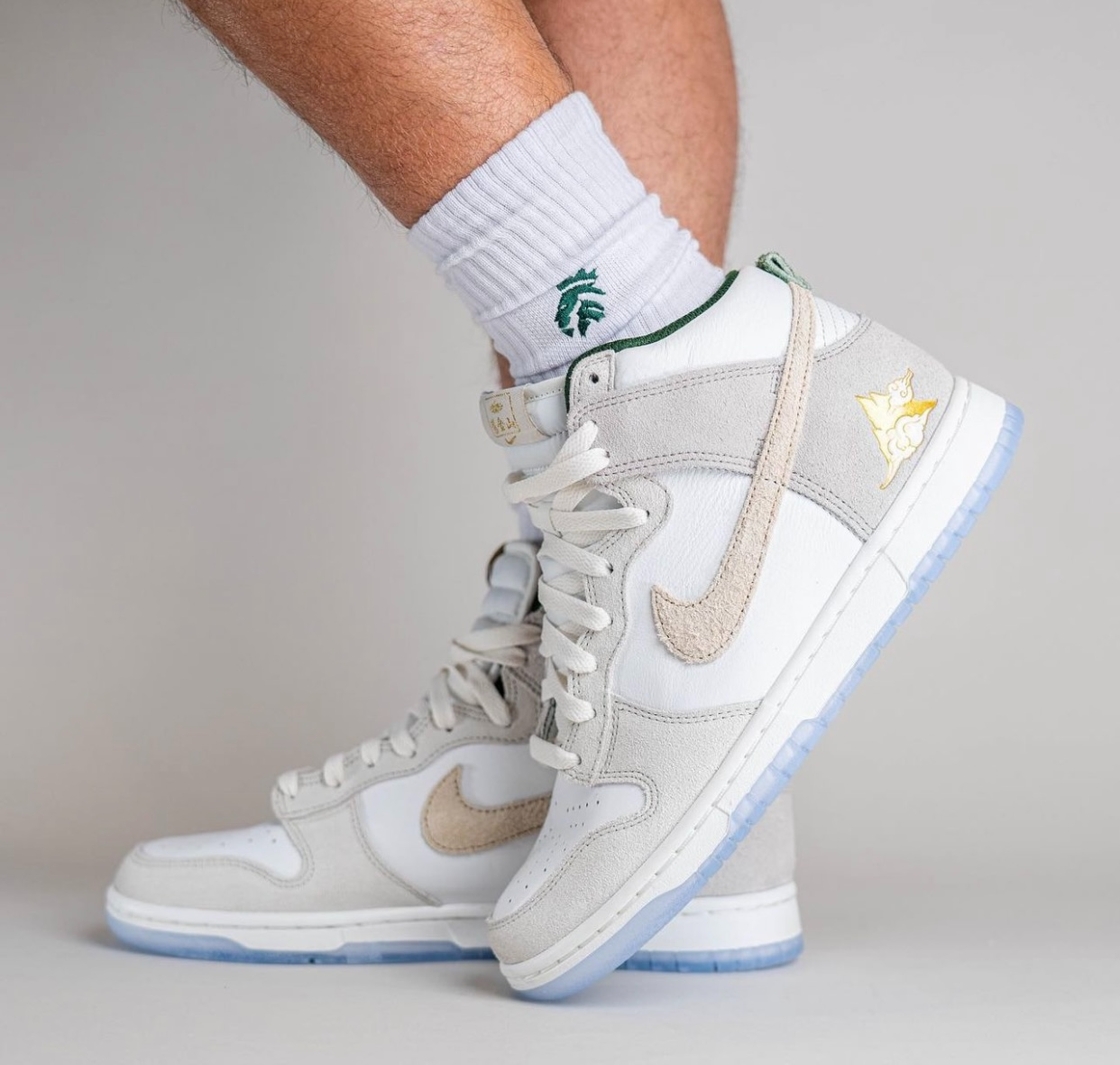 Giay Nike Dunk High Premium 'Gold Mountain' FD0776-100