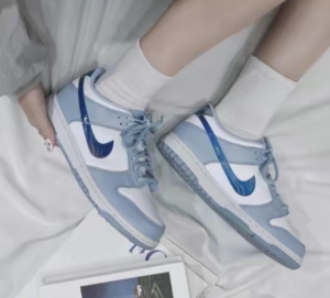 Giay Nike Dunk Low 'Blue Lenticular' FJ4668-400