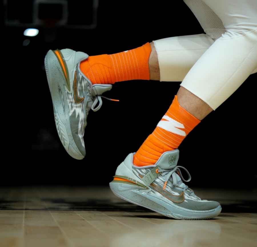 Giay Nike Zoom GT Cut 2 'Devin Booker Keep It Tight' DJ6015-301