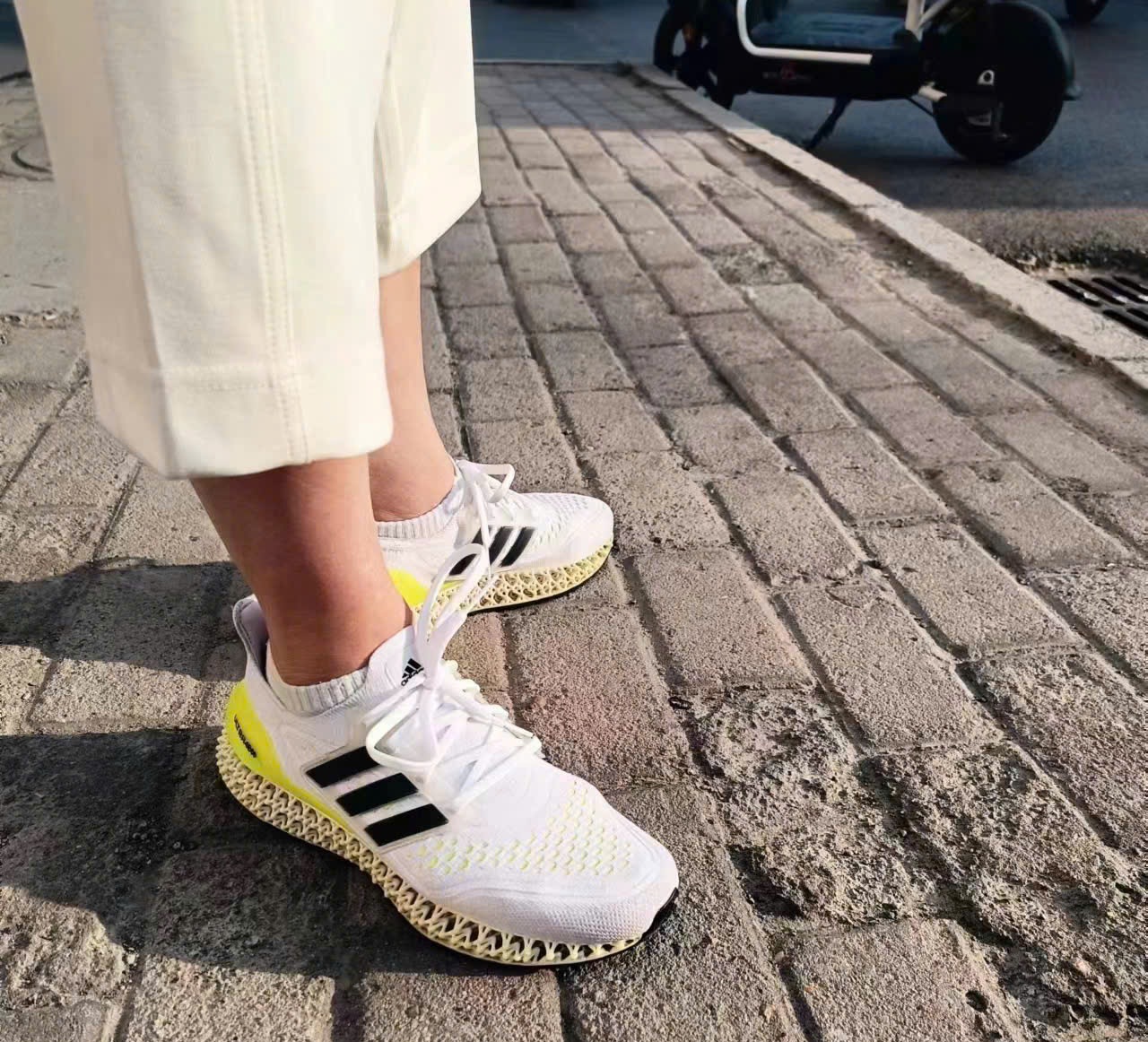Alternative view of Giày Adidas Ultra 4DFWD 'White Solar Yellow' GZ6941