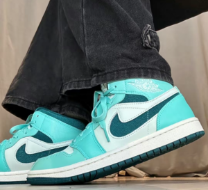 Giay Nike Air Jordan 1 Mid 'Bleached Turquoise' DZ3745-300