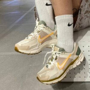 Giay Nike Zoom Vomero 5 'Sail Laser Orange Olive' FQ6868-181