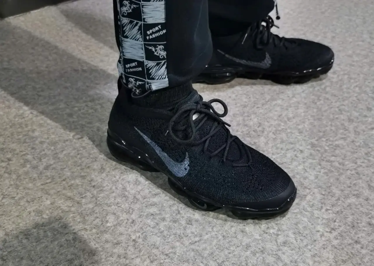 Alternative view of Giày Nike Air VaporMax 2023 Flyknit 'Triple Black' DV1678-003