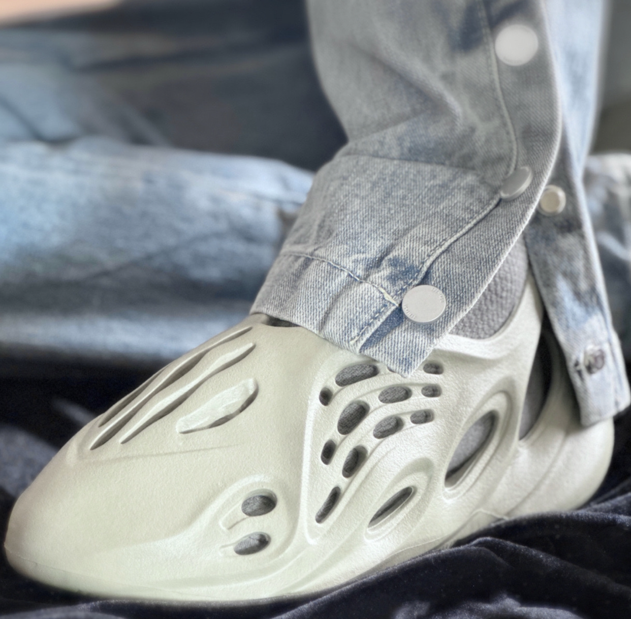 Giay Adidas Yeezy Foam RNR 'Stone Salt' GV6840