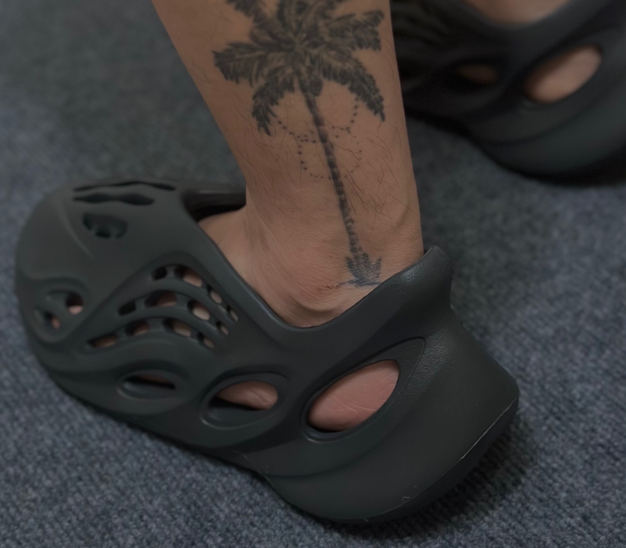 Dep Adidas Yeezy Foam Runner ‘Carbon’ IG5349