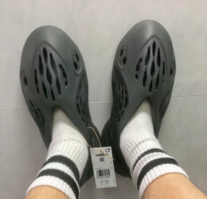 Dep Adidas Yeezy Foam Runner ‘Carbon’ IG5349