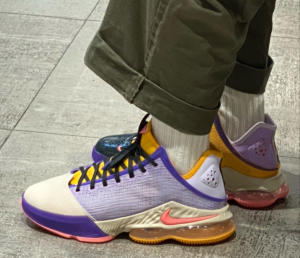 Giay Nike LeBron 19 Low 'Mismatch' DO9828-500