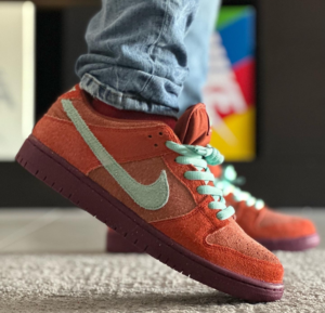 Giay Nike SB Dunk Low 'Mystic Red Rosewood' DV5429-601