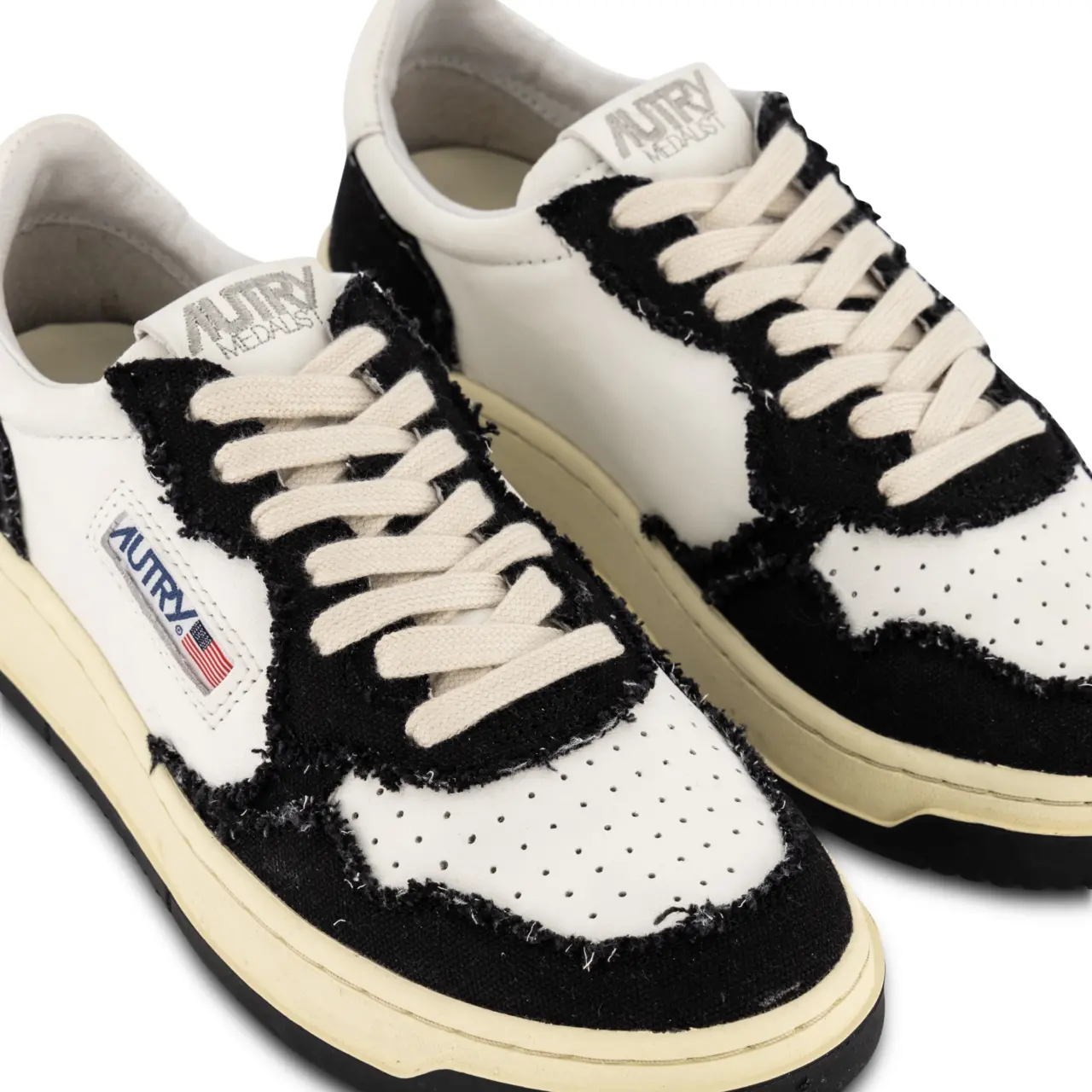Giay Autry Medalist Low Goatskin 'White Black' AULW-CB02