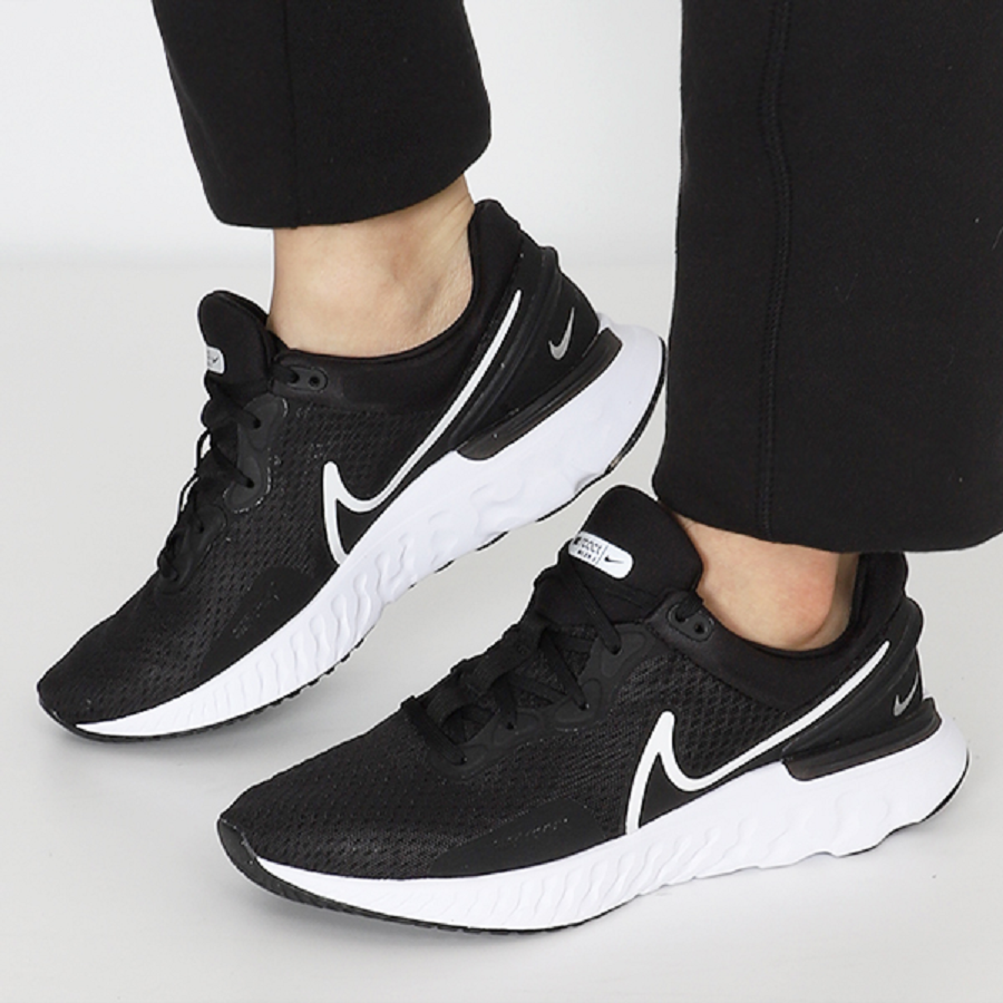 Giay Nike React Miler 3 'Black White' DD0490-001