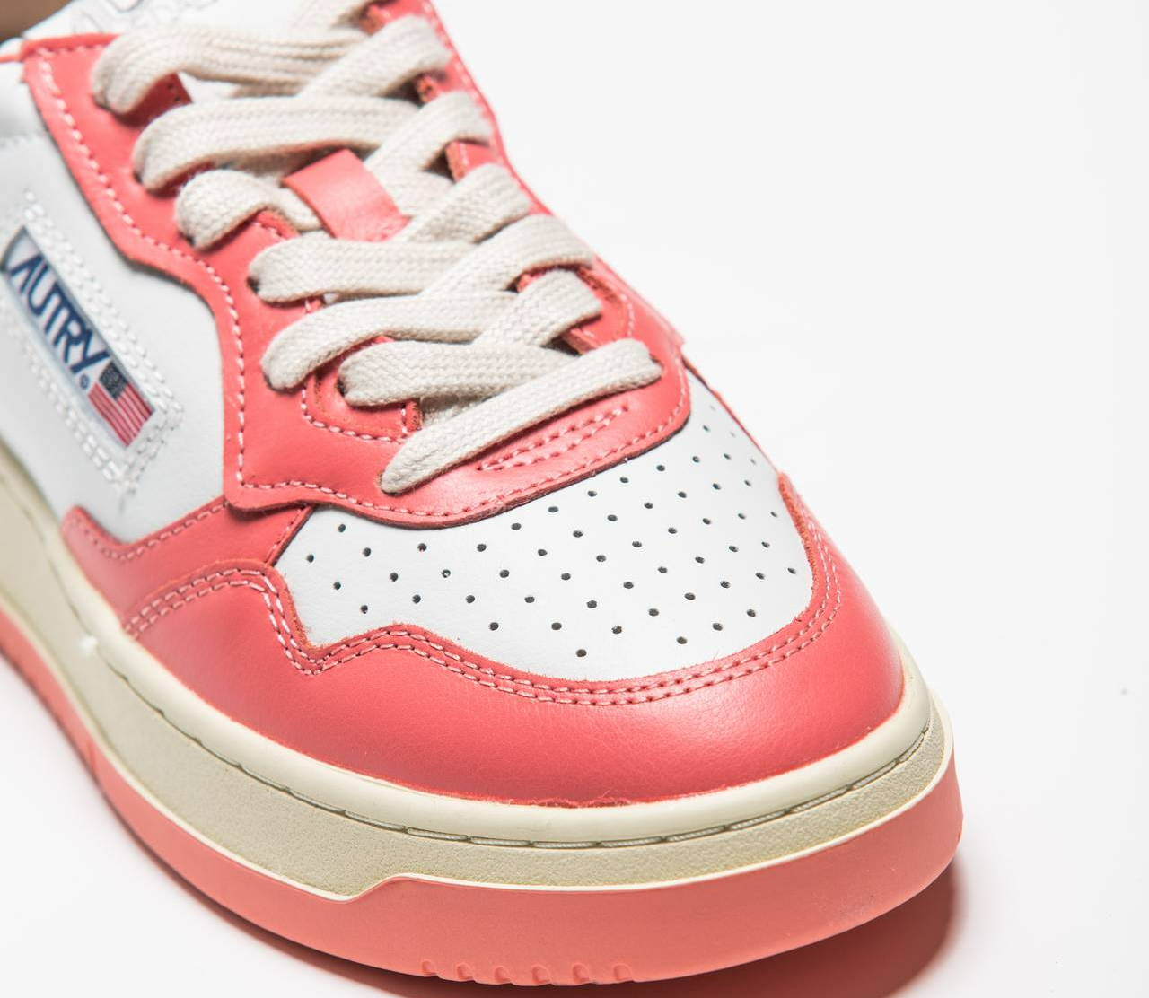 Giay Autry Medalist Low Leather 'White Lobster' AULW-WB22