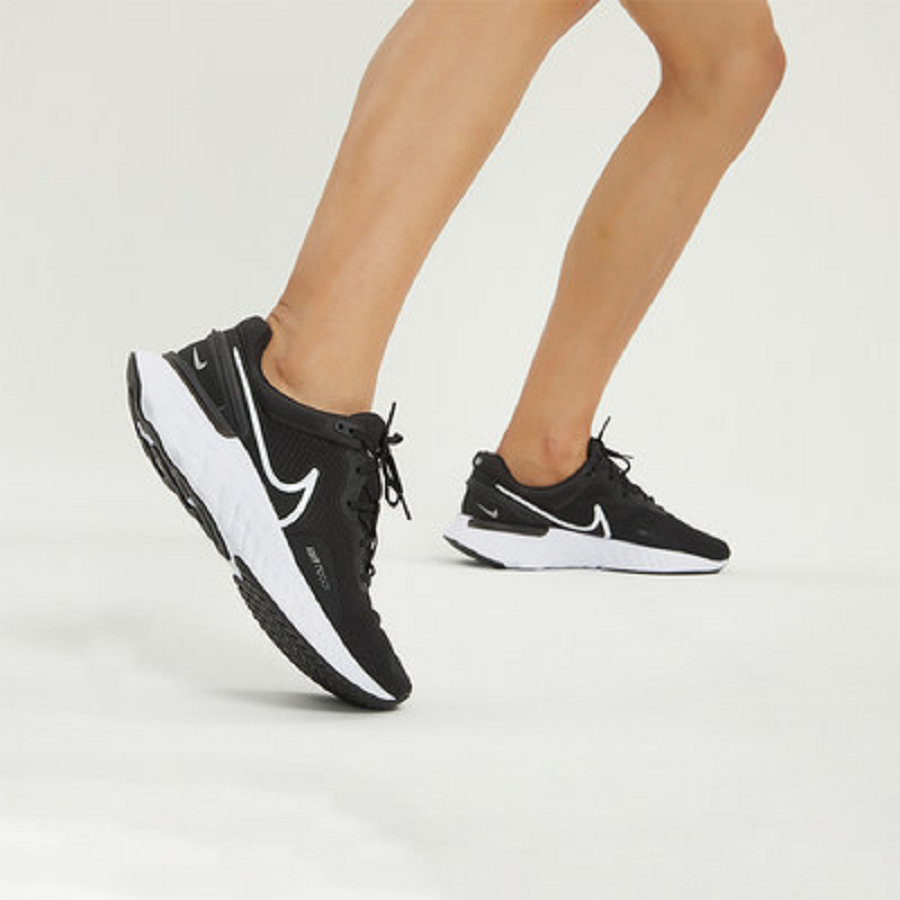 Giay Nike React Miler 3 'Black White' DD0490-001