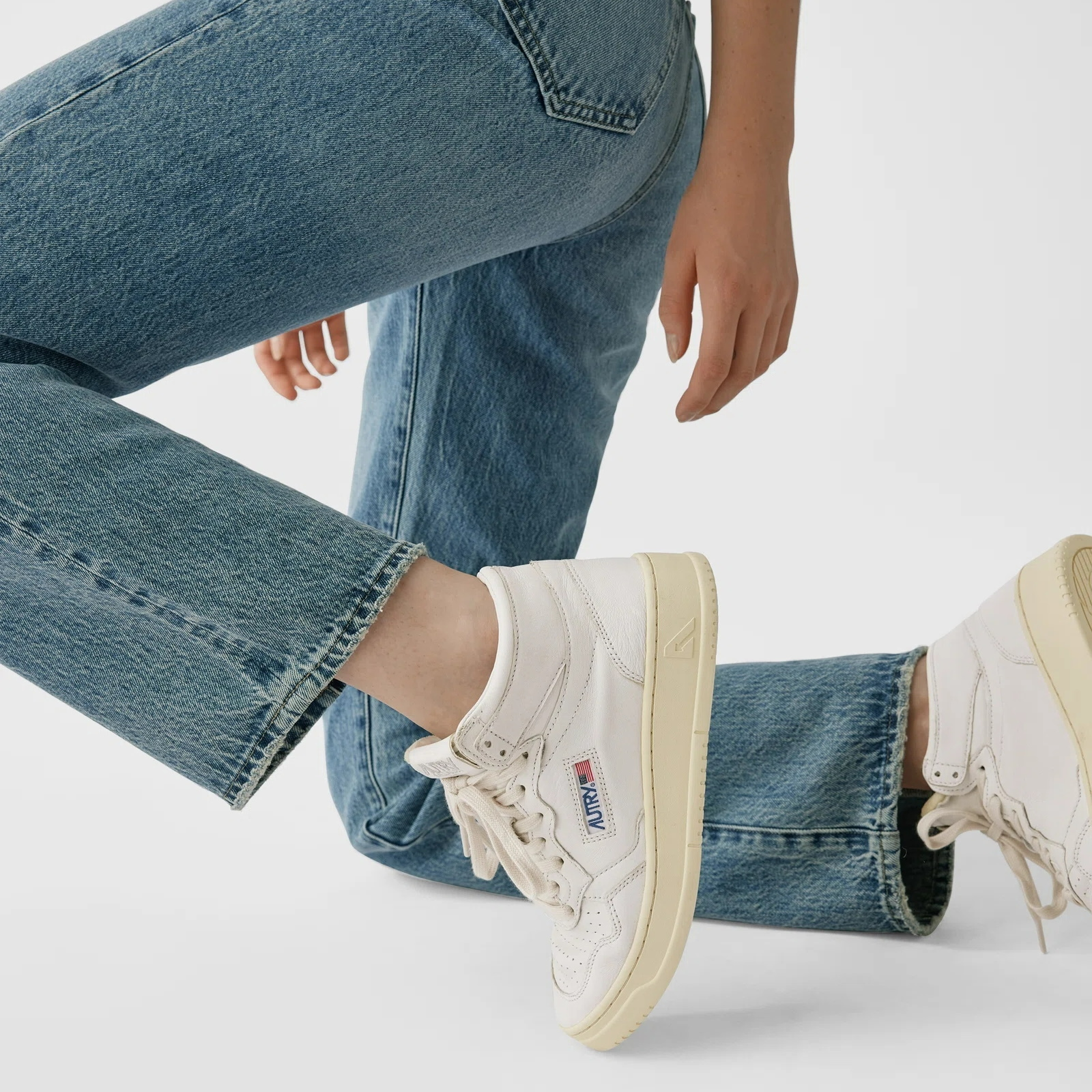 Giay Autry Medalist Mid Goatskin 'White' AUMW-GG04