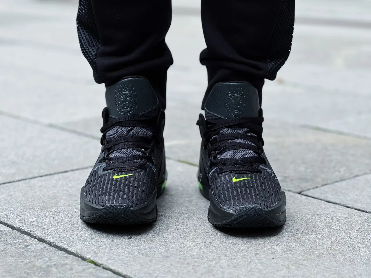Giay Nike LeBron Witness 6 'Black Volt' CZ4052-004