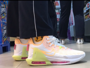 Giay Nike LeBron Witness 6 'White Tint' CZ4052-101