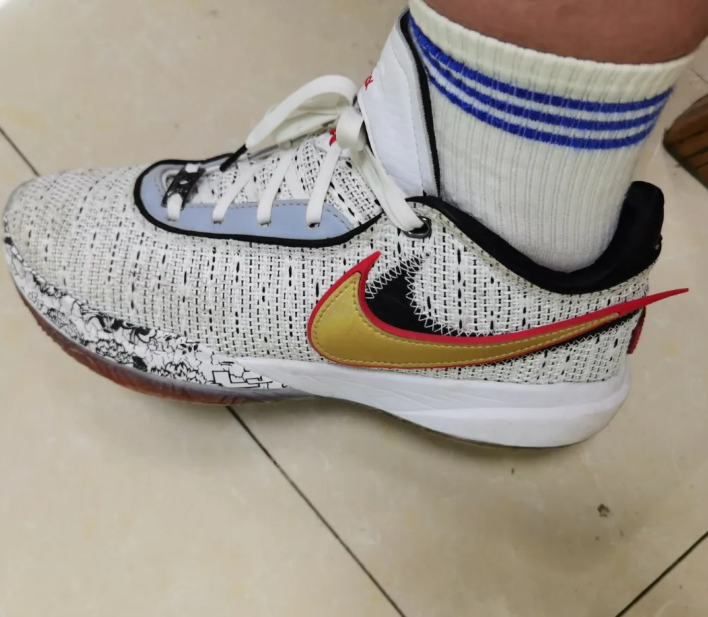 Giay Nike LeBron 20 'The Debut' DJ5423-100