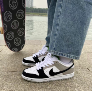 Giay Nike Dunk Low SB 'Chlorophyll' BQ6817-011