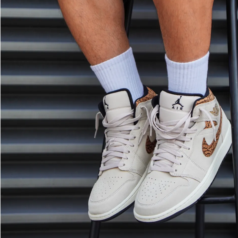 Giay Nike Air Jordan 1 Mid SE 'Brown Elephant' DZ4129-102