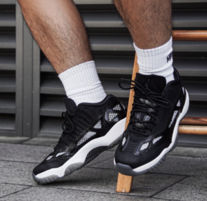 Giay Nike Air Jordan 11 Retro Low IE 'Black White' 919712-001