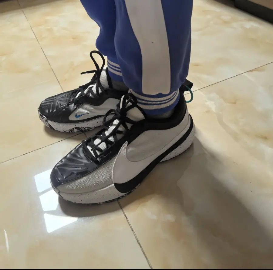 Giay Nike Zoom Freak 5 'Oreo' DZ4486-100