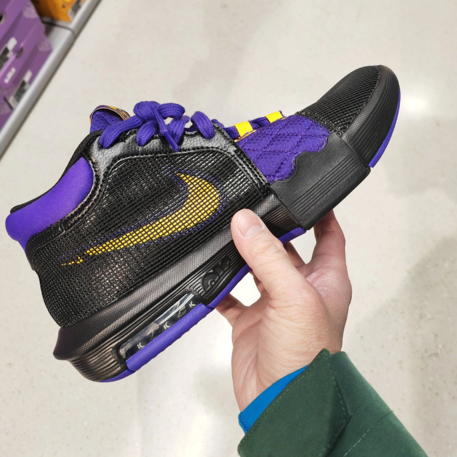 Alternative view of Giày Nike LeBron Witness 8 Lakers 'Black Purple' FB2239-001