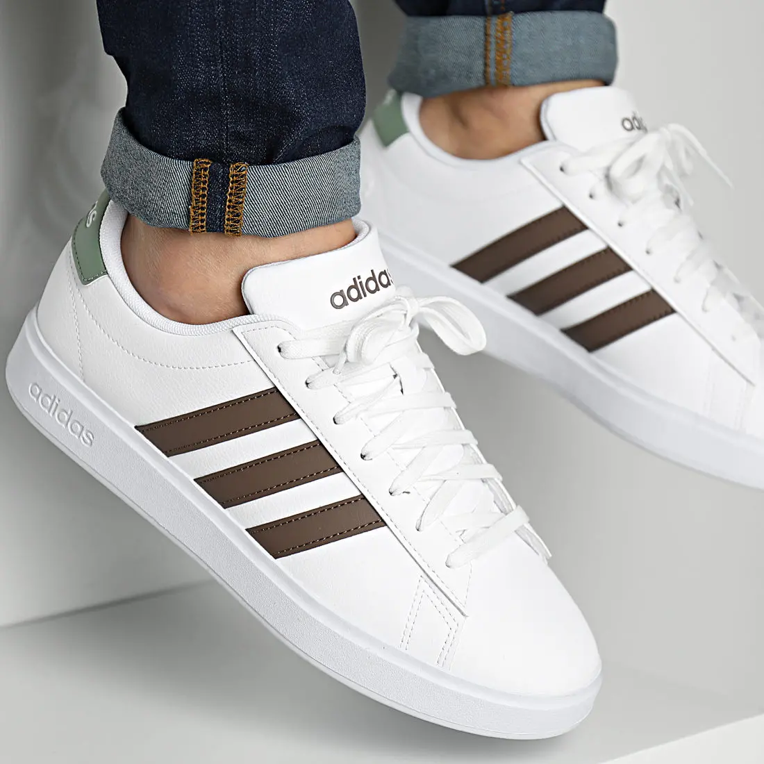 Giay Adidas Grand Court 2.0 'White Shadow Red' HP2534
