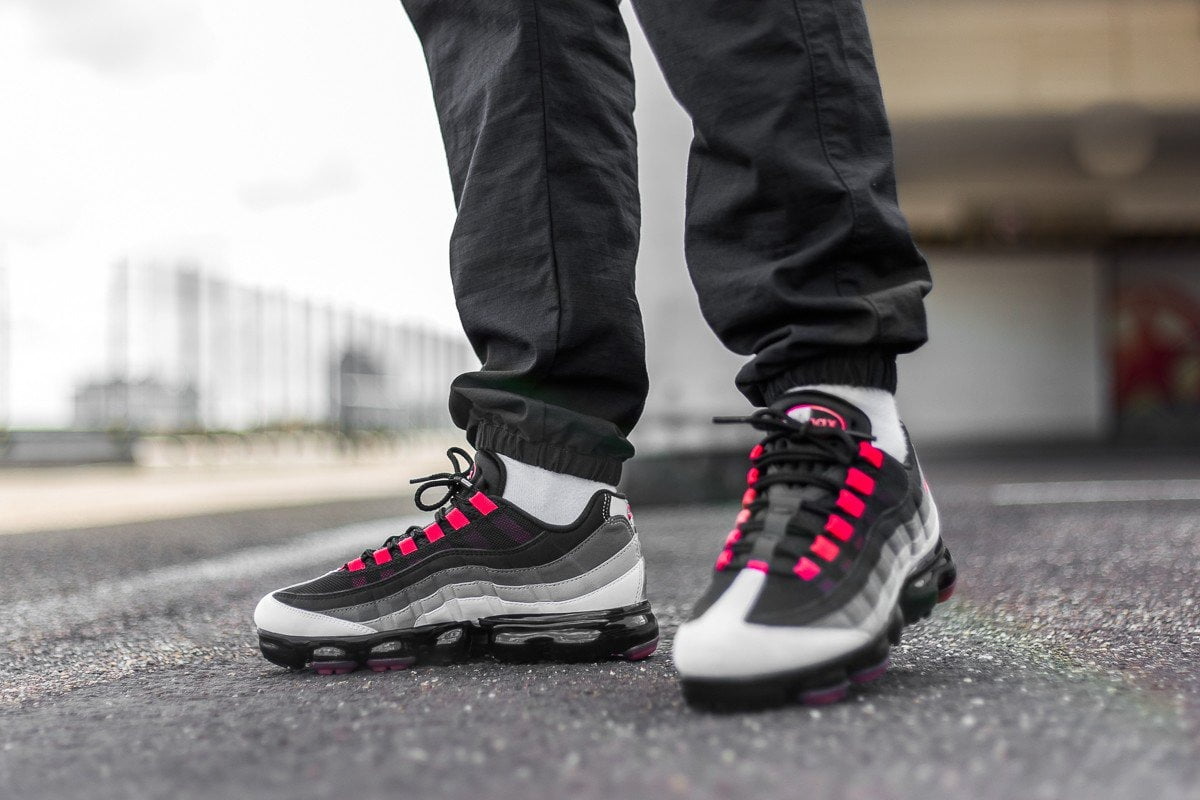 Giay Nike Air VaporMax 95 'Comet' AJ7292-101